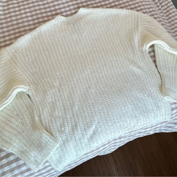 Abercrombie & Fitch women’s white crewneck sweater - Picture 2 of 3